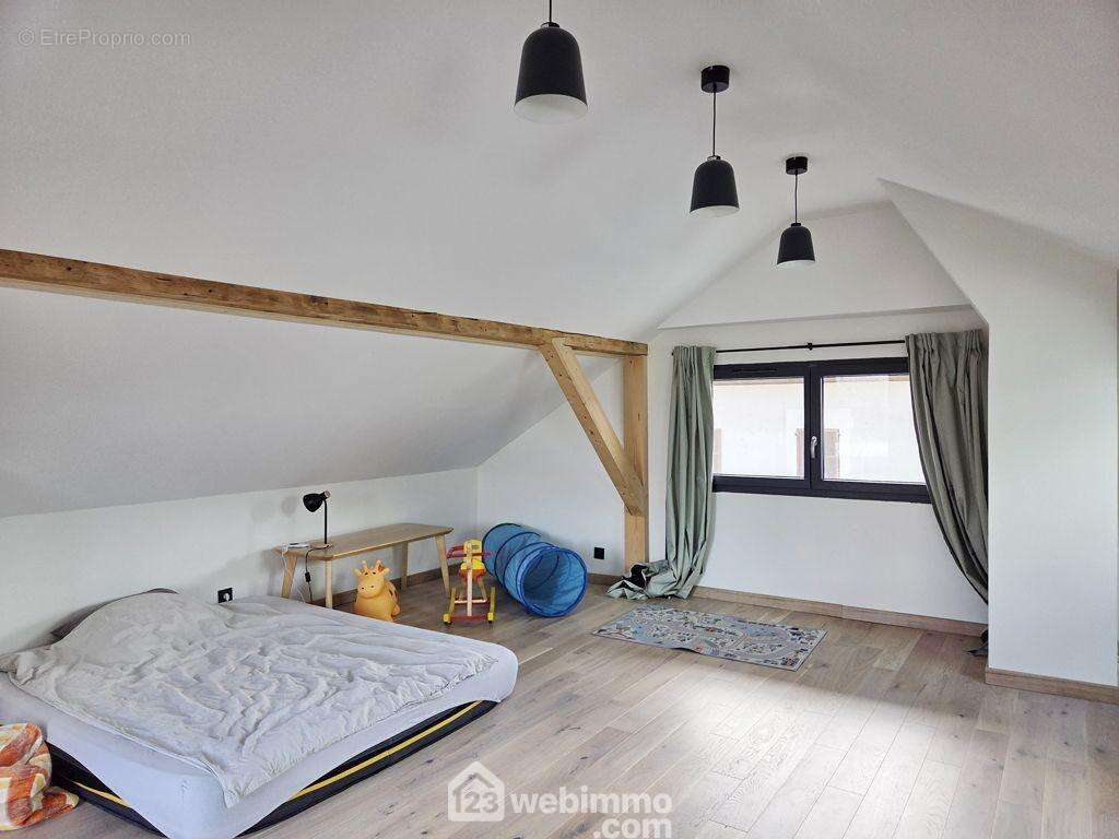 Climatisée, sa superficie est de 36m² au sol. - Maison à GRIGNON