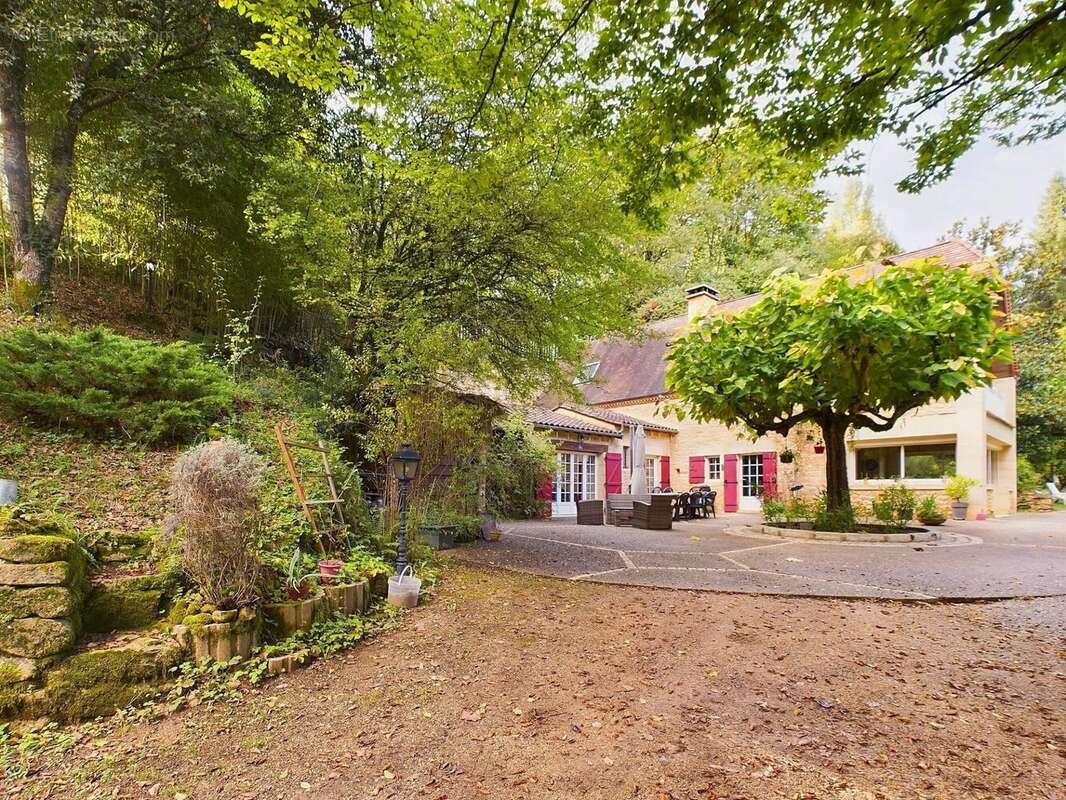 Maison unique construite dans la roche naturelle à La Roque-Gageac, l'un des plus beaux villages de France dans la vallée de la  - photo 14