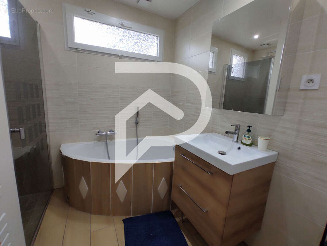 Maison à LES PEINTURES