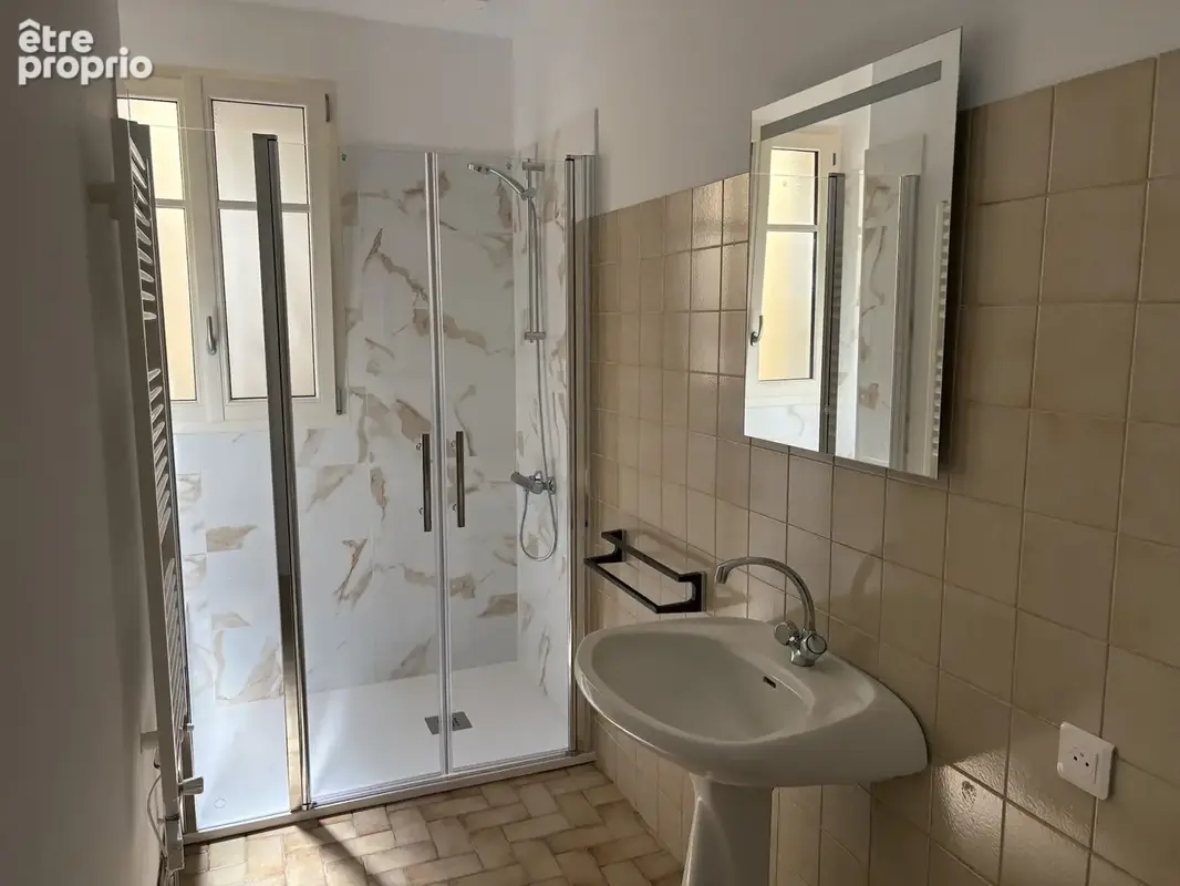 Saint-Yrieix-la-Perche : Maison de ville rénovée 2 pièces avec garage et jardin clos - photo 11