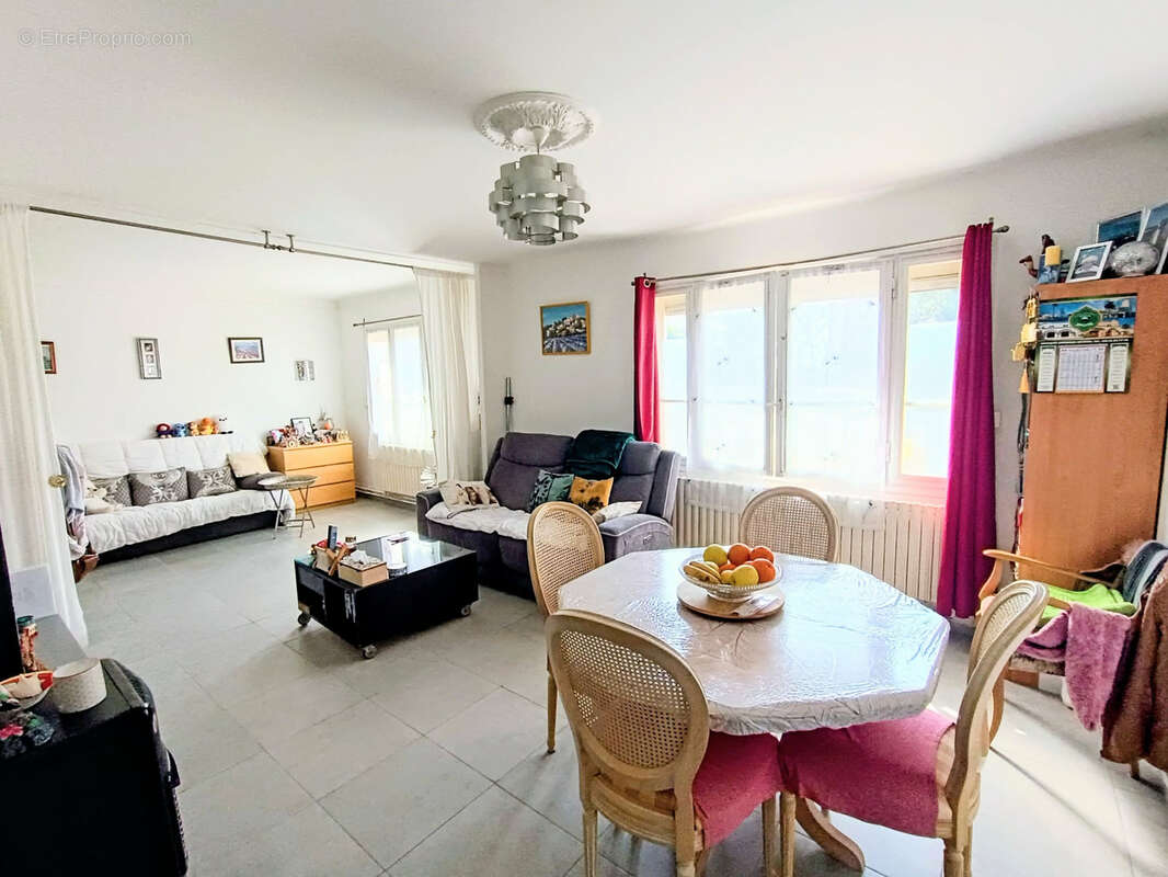 Vends appartement T3, 2 chambres possibilité 3 chambres, en rez de chaussée, place de parking, loggia la Renar - photo 2