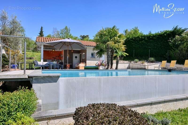 Propriété exceptionnelle à VALEILLE (42) avec parc agréamenté d'une piscine à débordement - photo 2
