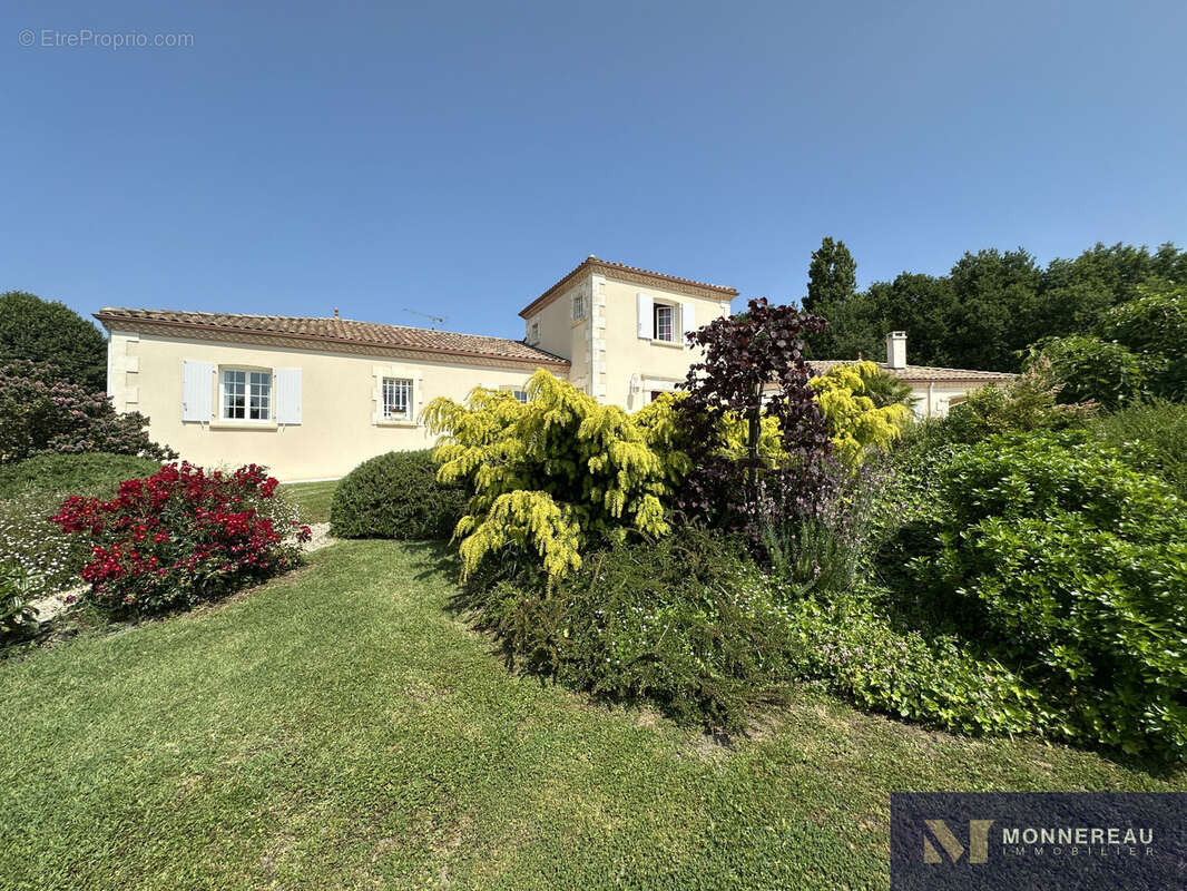 Maison à BARBEZIEUX-SAINT-HILAIRE