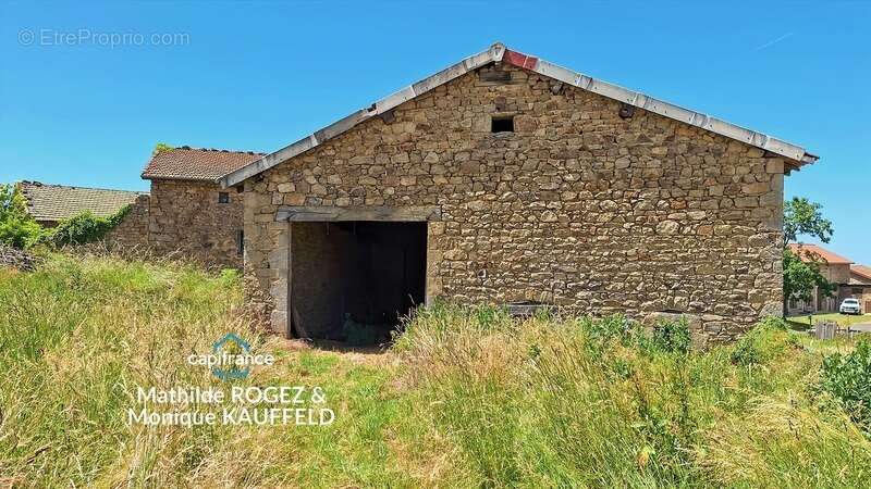 Maison à rénover avec grange en pierre, source et 7 000 m² de terrain - Saint Gervais Sous Meymont (63) - photo 25