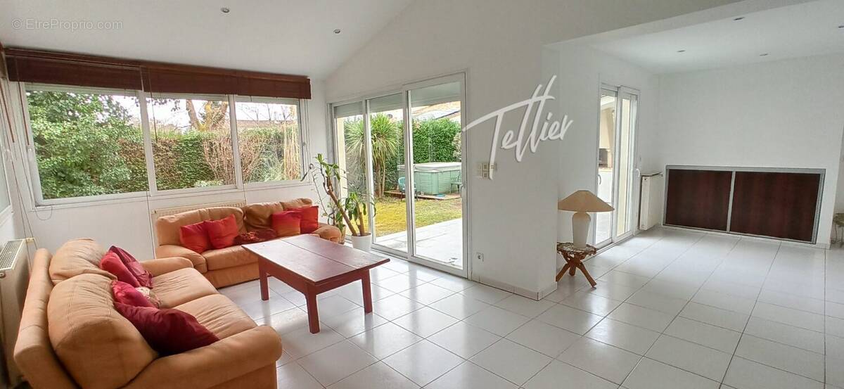 Maison 204 m² à Saint-Aubin-De-Medoc  - photo 2