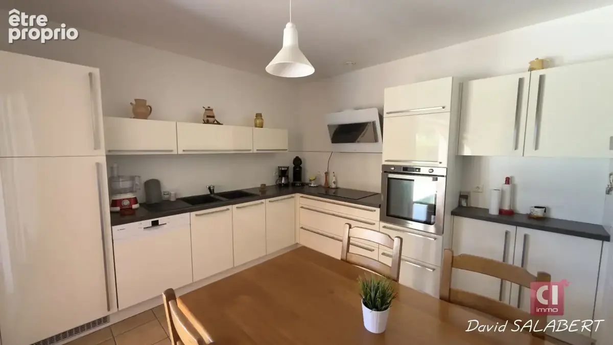 Garéoult -Villa à vendre de plain-pied avec piscine, studio et double garage - photo 8
