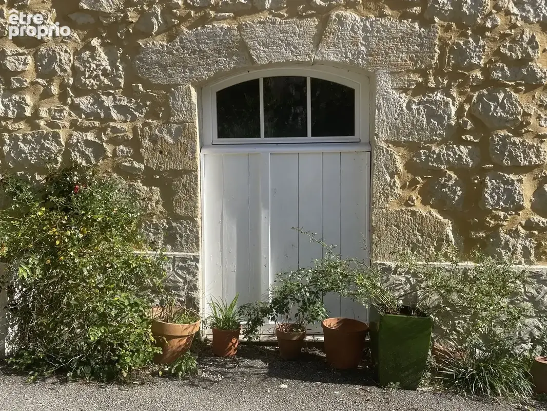 Jolie maison en pierre dans un village historique - photo 3