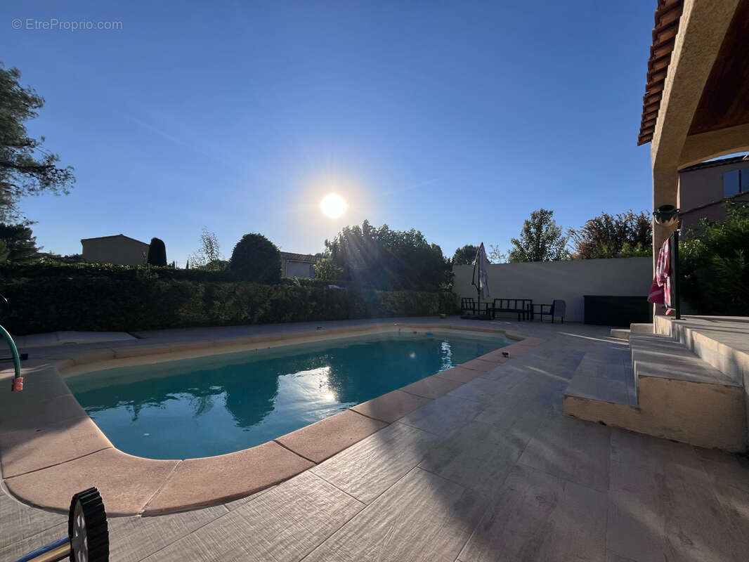 Aix Ouest, Maison familiale de type 4 avec piscine, garage, dans résidence sécurisée - photo 2