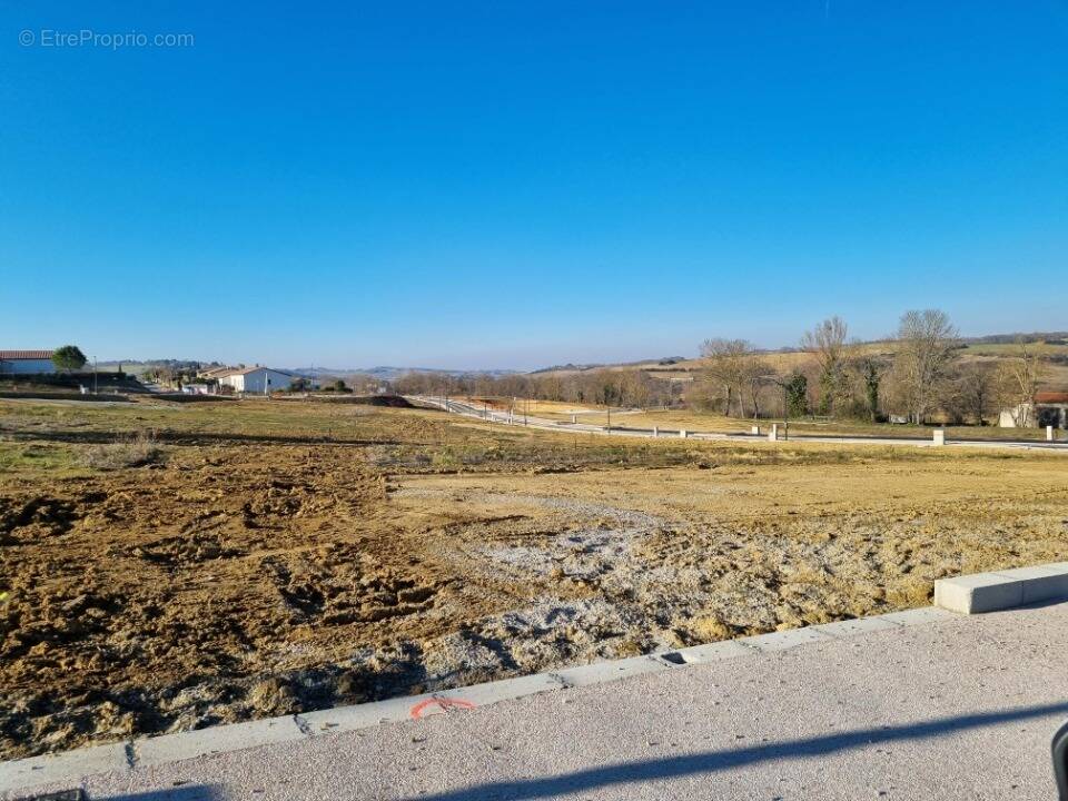 Terrain à SALLES-SUR-L'HERS
