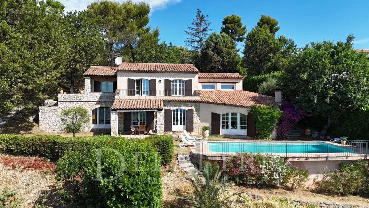 Maison à CHATEAUNEUF-GRASSE