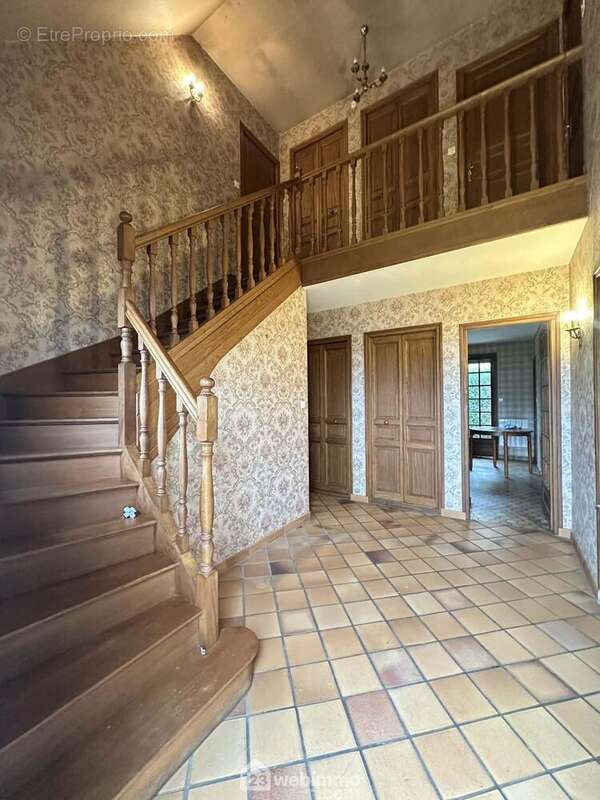 Découvrons l&#039;intérieur, une vaste entrée de 9 m² distribue ... - Maison à LAON