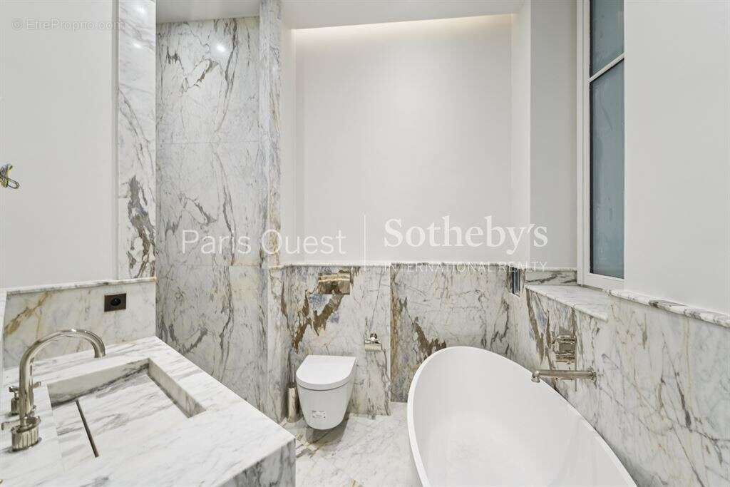 Appartement à PARIS-16E