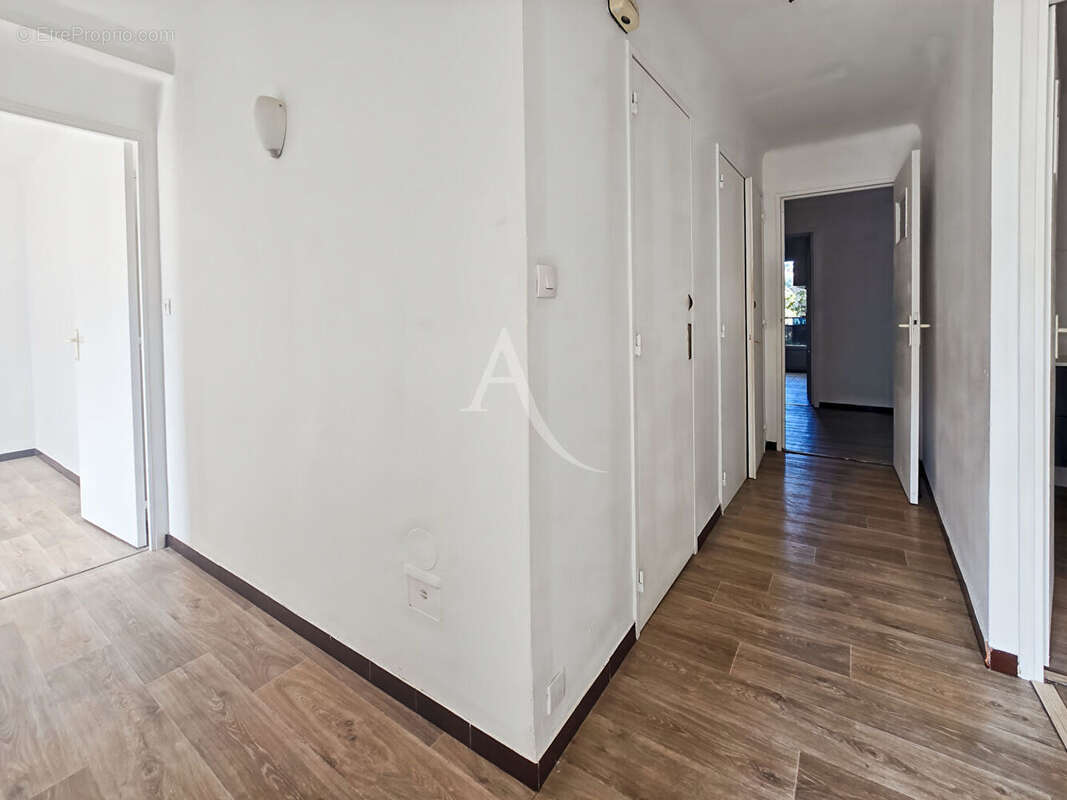 À vendre de 77 m² Allauch La Pounche (13190)  Appartement T4 avec garage, cave et balcons - photo 6