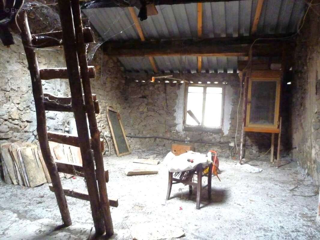 Appartement à CASTELLET-LES-SAUSSES