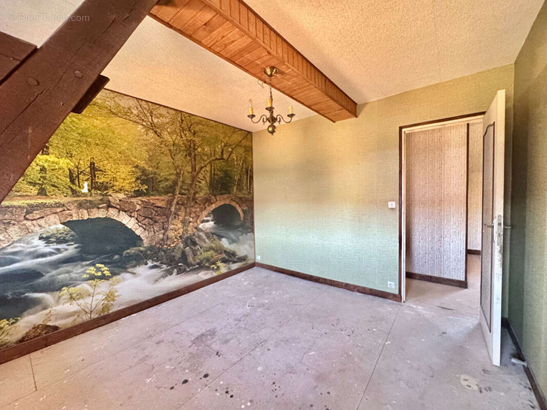 À VENDRE - Maison composée de deux logements indépendants avec terrain de 1300m2 environ - photo 12