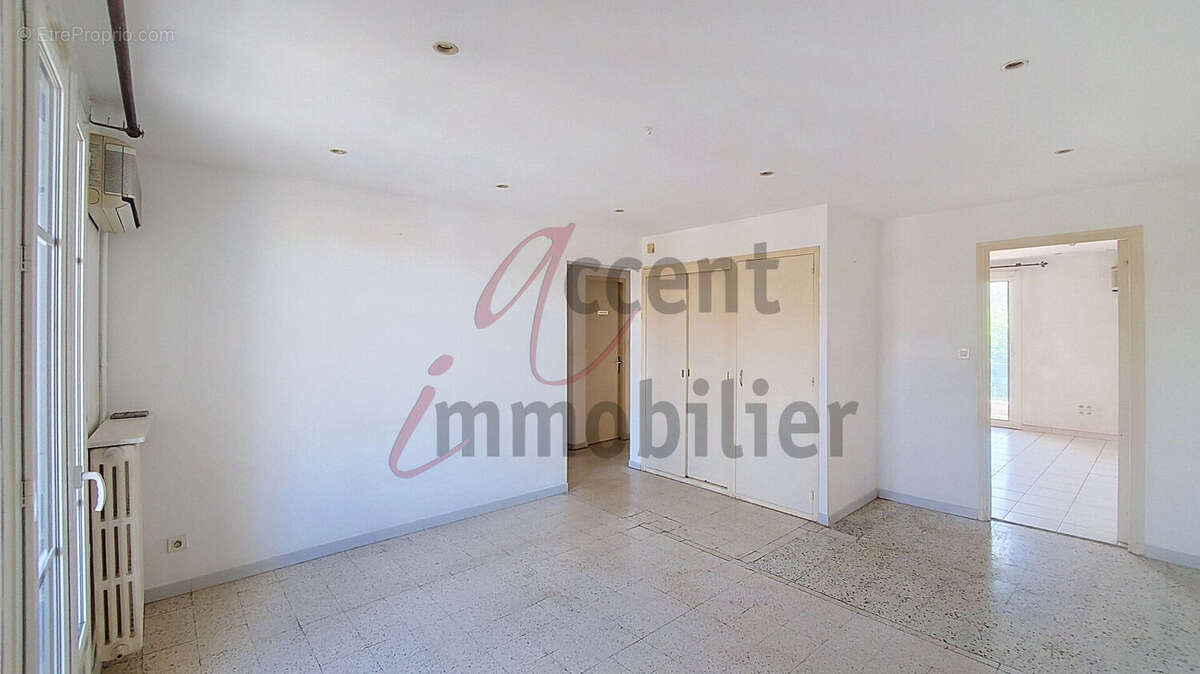 Chateaurenard : Appartement de 3 chambres avec triple balcons et parking privé - photo 7