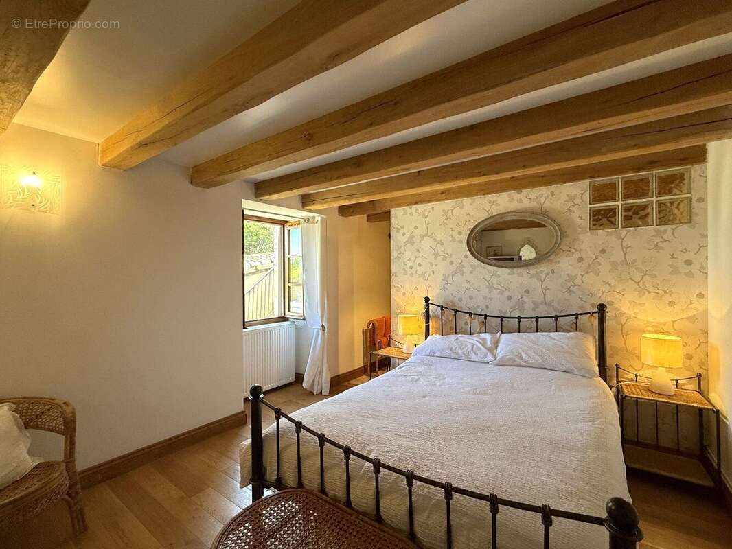 Maison à NANTEUIL-AURIAC-DE-BOURZAC