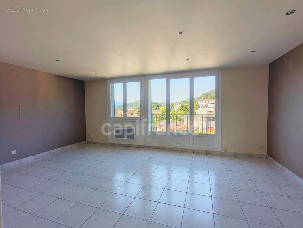 Appartement à vendre 4 pièces TULLINS (38) -  62.79 m² - Dernier étage - 2 chambres- 2 caves et stationnement au bas de l'immeub - photo 6