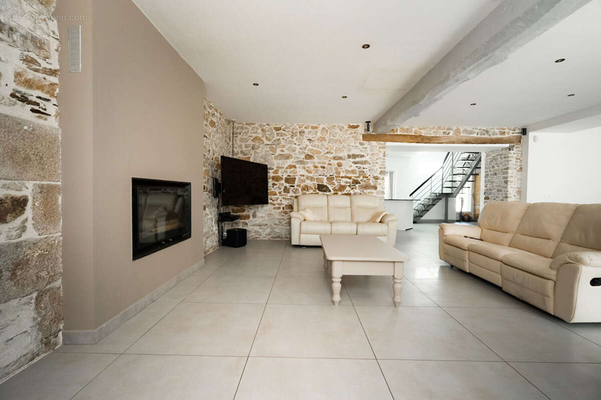 Maison à BECON-LES-GRANITS