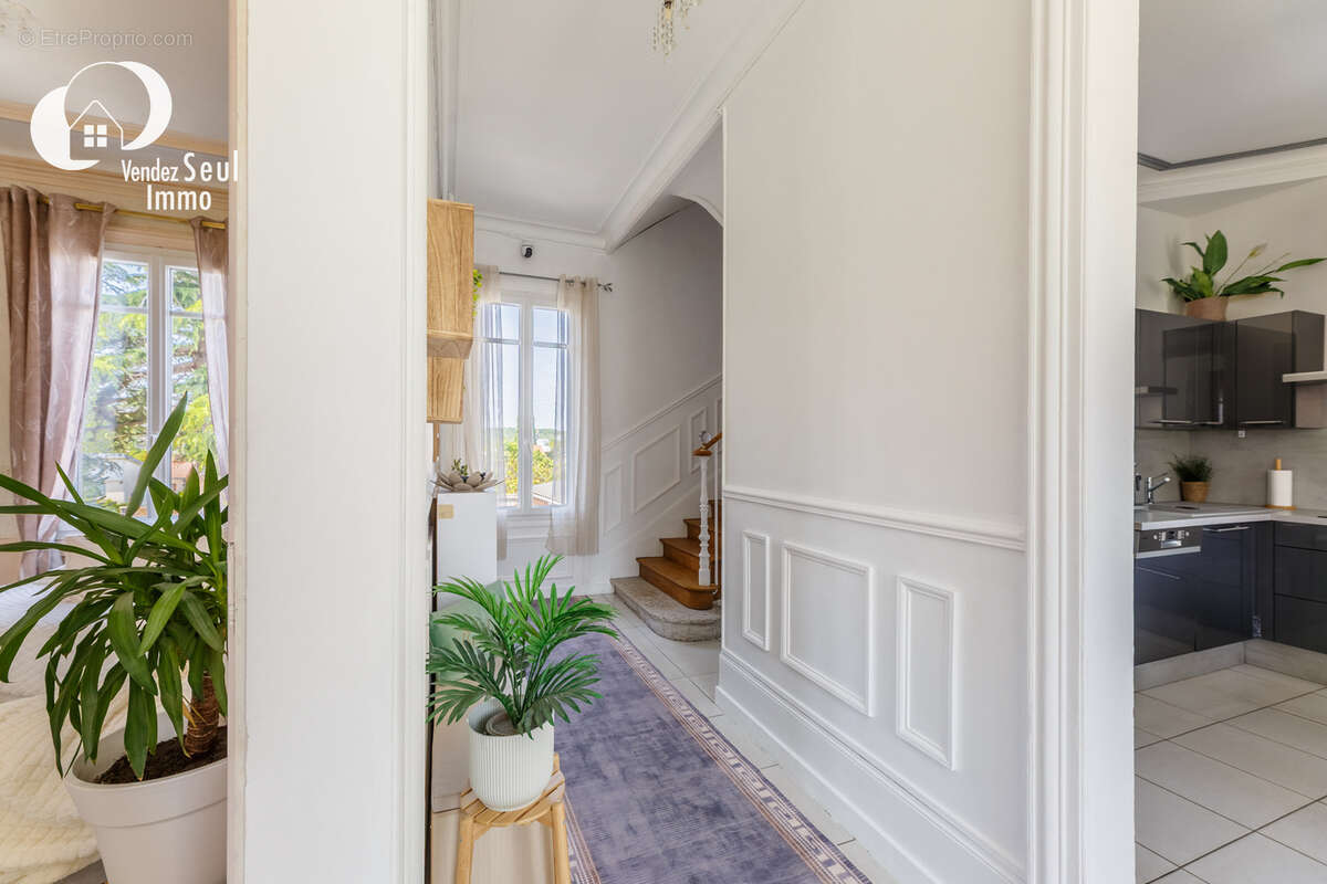 Maison de caractère avec 3 logements indépendants - 259 m2 - 10 pièces - Grand Couronne 75530 - photo 5
