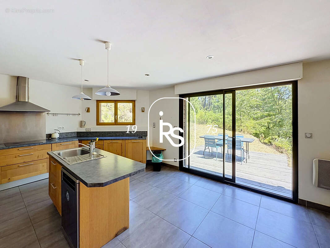Une lumineuse maison en bois de 143 m2 habitables au milieu d’un terrain arboré de 3407 m2 avec piscine et dép - photo 8