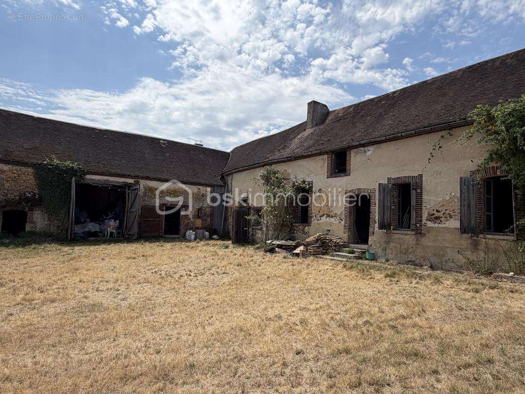 Magnifique corps de ferme à rénover composé de ses multiples dépendances, le tout sur une très belle parcelle close et arborée ! - photo 2