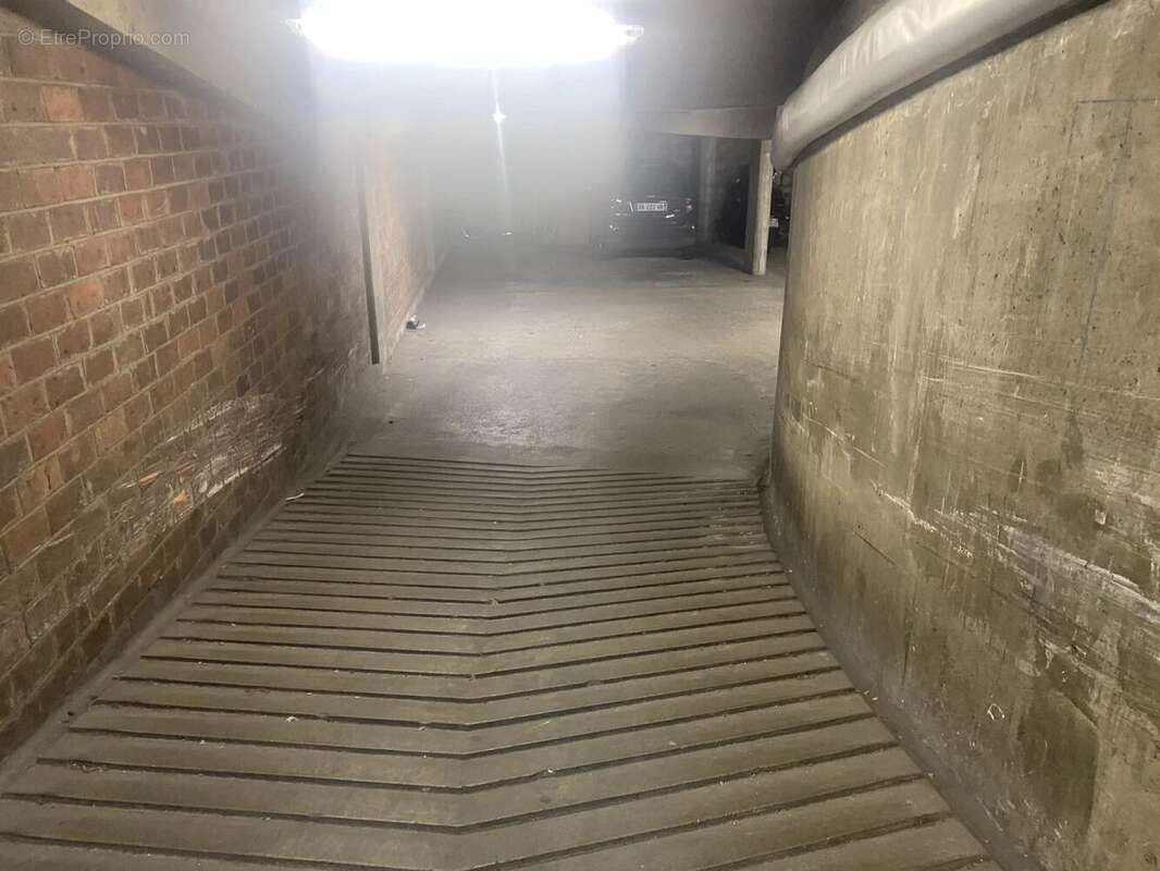 Parking à PARIS-8E