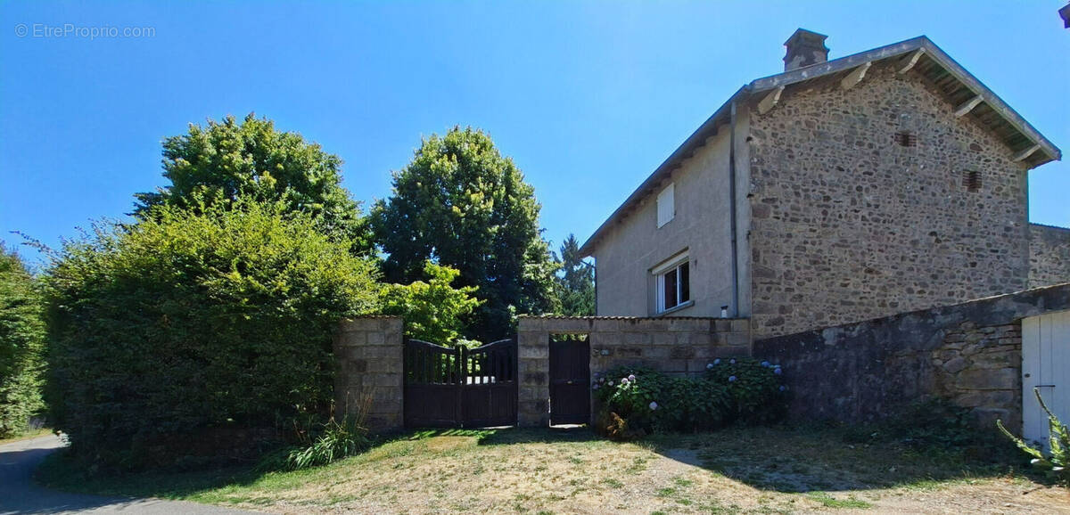 Maison à SAINT-ROMAIN-LES-ATHEUX