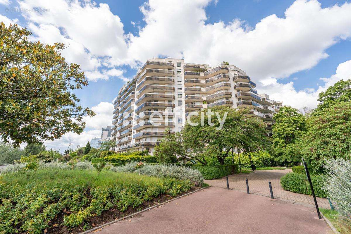 Appartement à COURBEVOIE