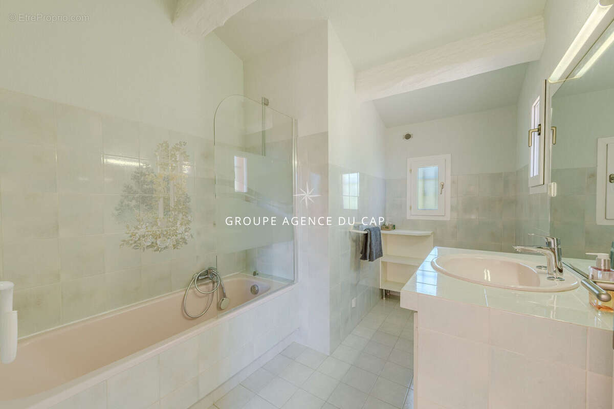 Valescure coeur des golfs villa 5 chambres de 200m² avec piscine - photo 15