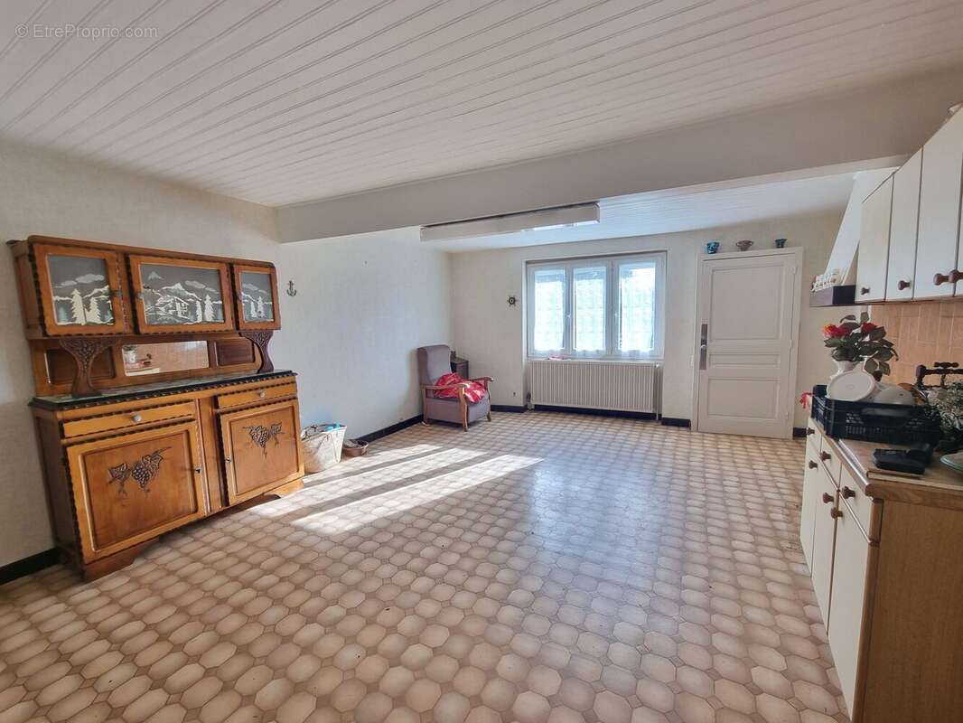 Maison 161 m² à Saint-Martin-La-Plaine  - photo 8