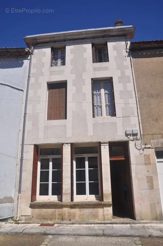 Maison à MONTBRON