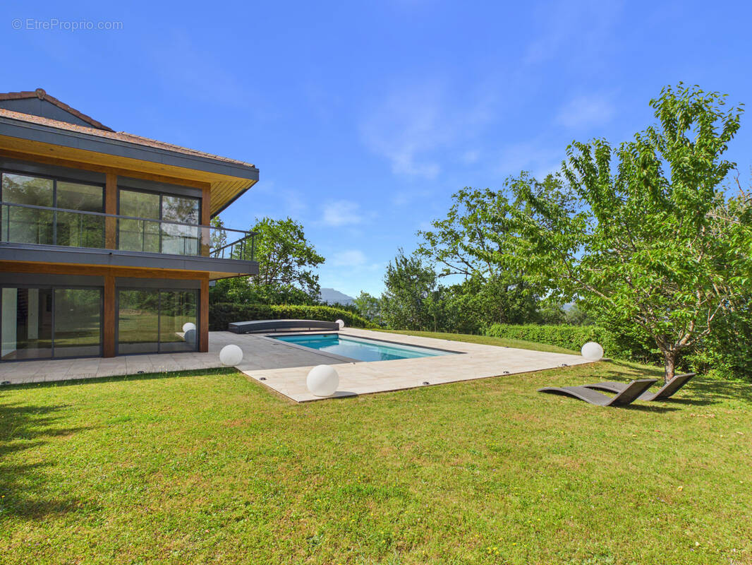 LUCINGES - Maison d'architecte contemporaine de 7 pièces avec piscine. - photo 1