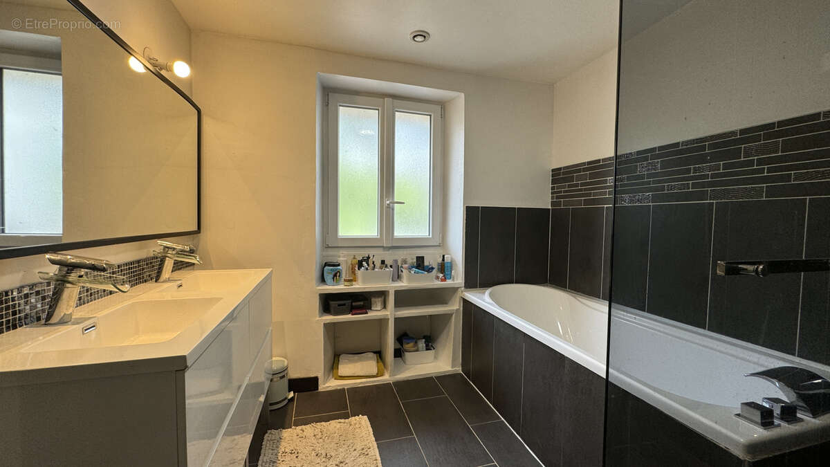 Maison à SAINT-PIERRE-DU-PERRAY