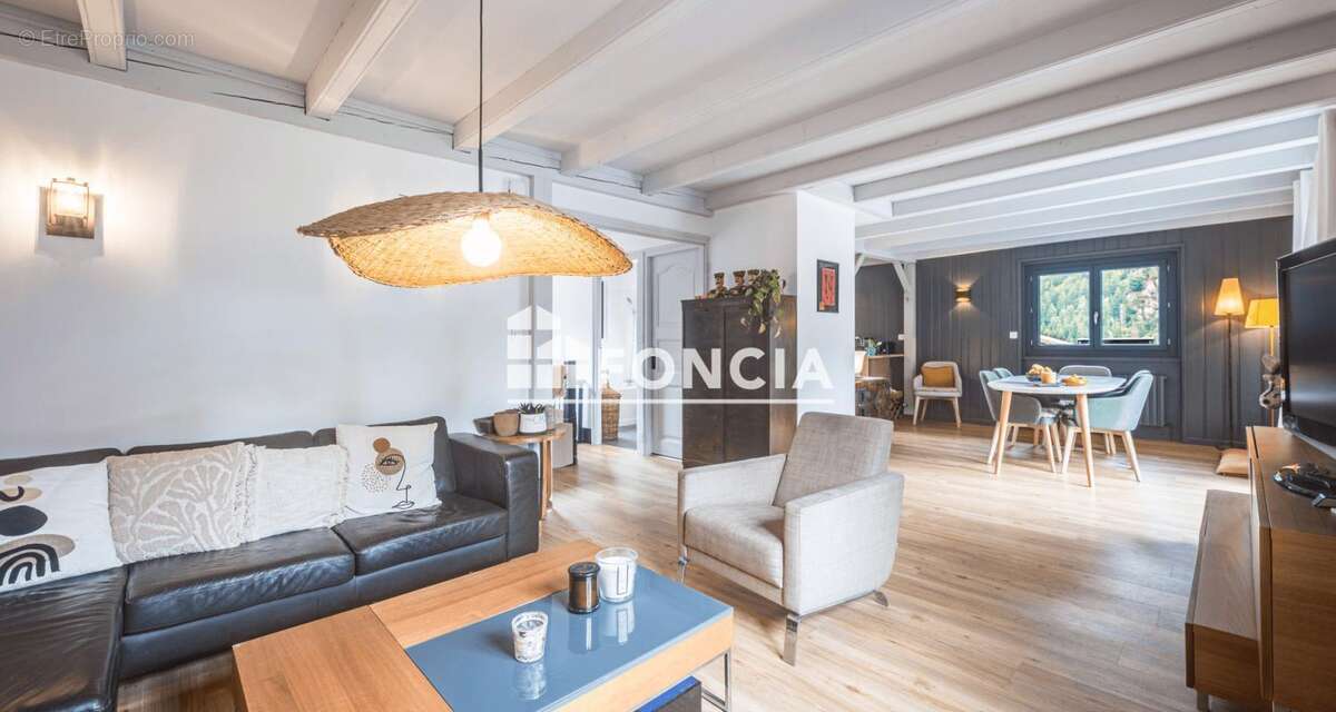 Taconnaz – Superbe chalet rénové de 120 m² avec vue, terrain de 849 m² et permis d'agrandissement - photo 10