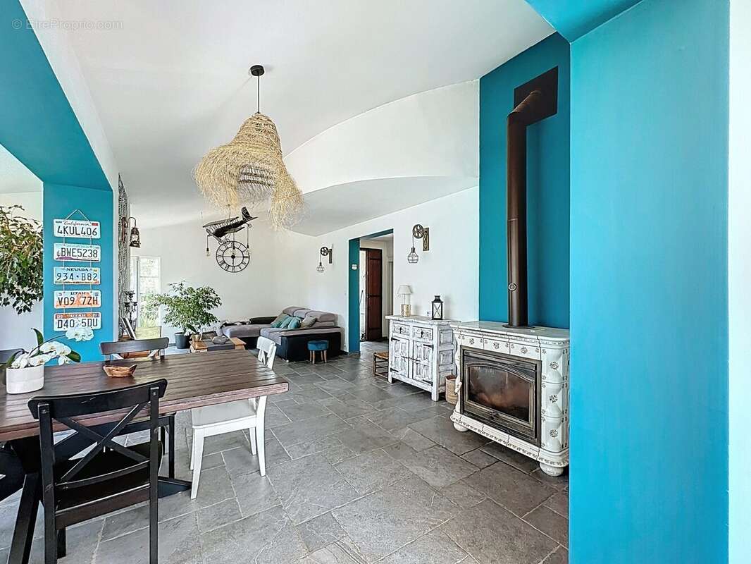 Maison à MEOUNES-LES-MONTRIEUX