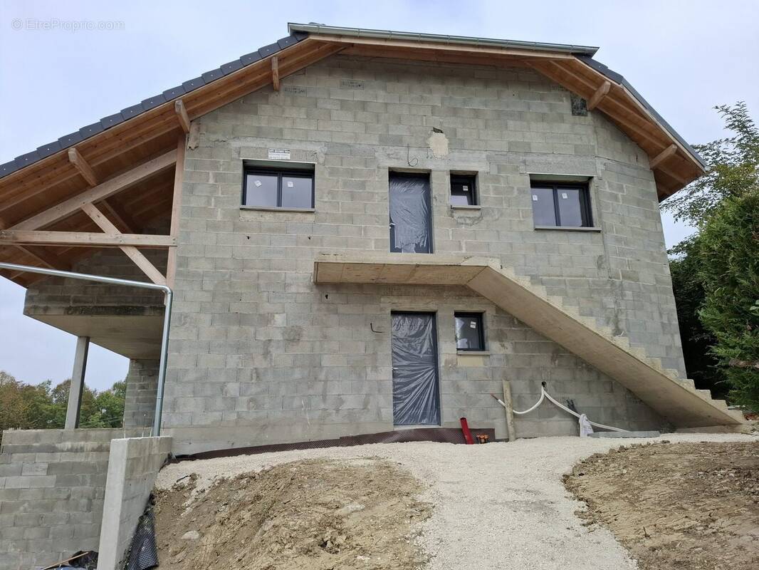 Appartement à PUGNY-CHATENOD