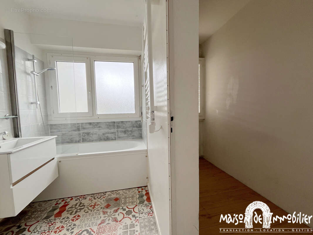 A vendre à COGNAC - Appartement 5 pièces - 86m2 - 2 emplacements de parking - photo 9