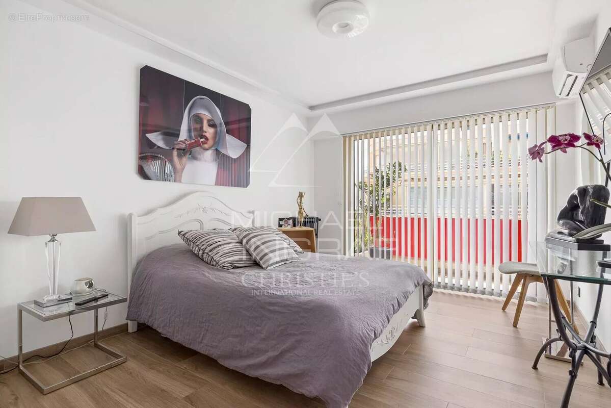 Superbe appartement rénové – Centre-ville d’Antibes, secteur Vauban – Vue dégagée sur le port - photo 7