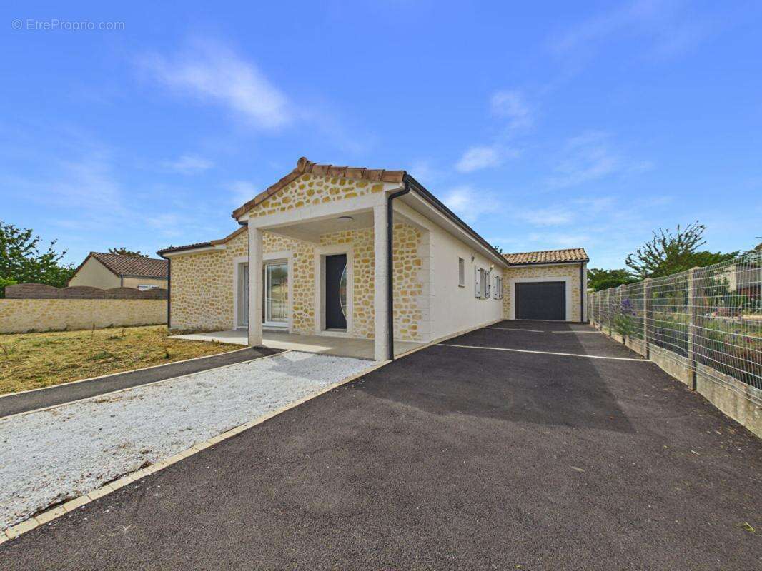 Maison neuve plain pied de 113 m2 à St Sauvant , 3 chambres , terrain de 741 m2 , garage - photo 12