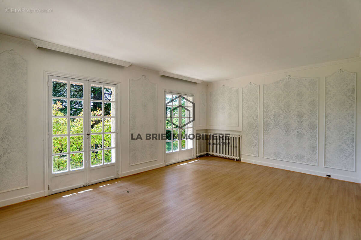 Maison à MANDRES-LES-ROSES