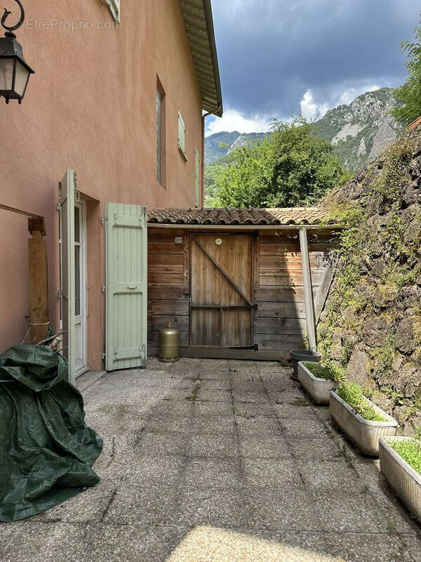À vendre, moitié droite d’une magnifique maison de maître avec garage et jardin - photo 7