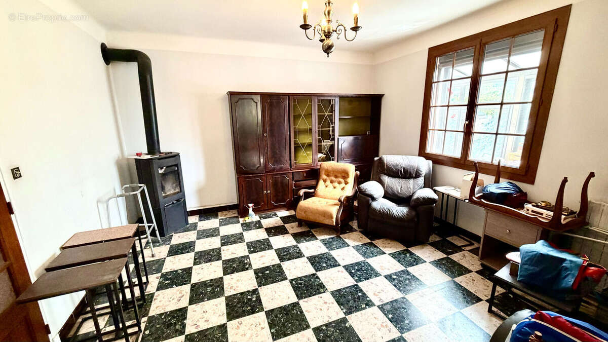 Maison à ENTRAIGUES-SUR-LA-SORGUE