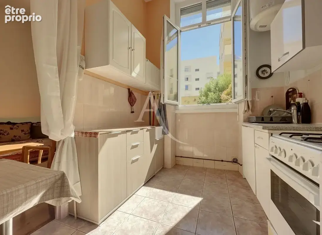Appartement Lyon  Studio T1bis de 36 m2 avec cour privative de 30m² - photo 3