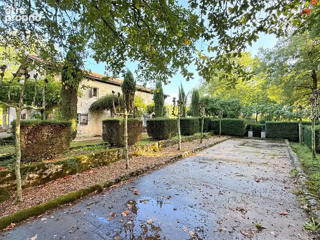 Un grand balcon royale dans la verdure, une maison de caractère et un gîte indépendant - photo 3