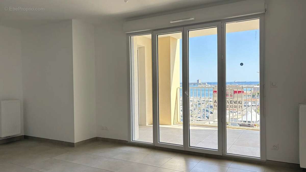 Appartement Type 3  Etat Neuf avec vue mer et port – Terrasse, parking, résidence sécurisée – Port-de-Bouc - photo 3