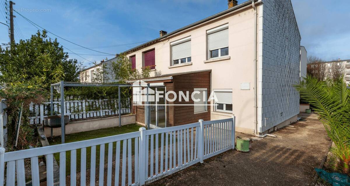 Maison à SAINT-JEAN-DE-LA-RUELLE