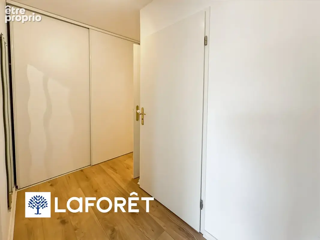 Proche du parc du château et de la Gare RER C, spacieux appartement 3 pièces. - photo 5