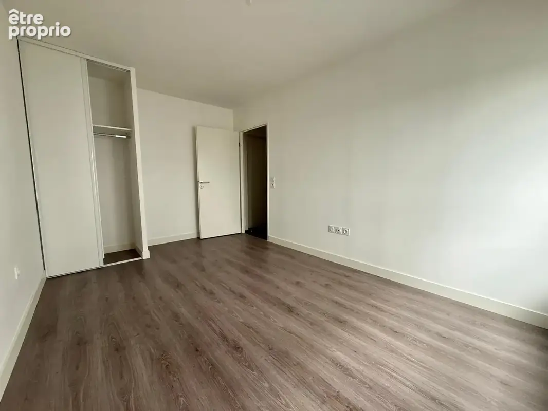 LE BOUSCAT HYPER-CENTRE - Appartement T3 avec terrasse de 14m2, parking et cellier - photo 5