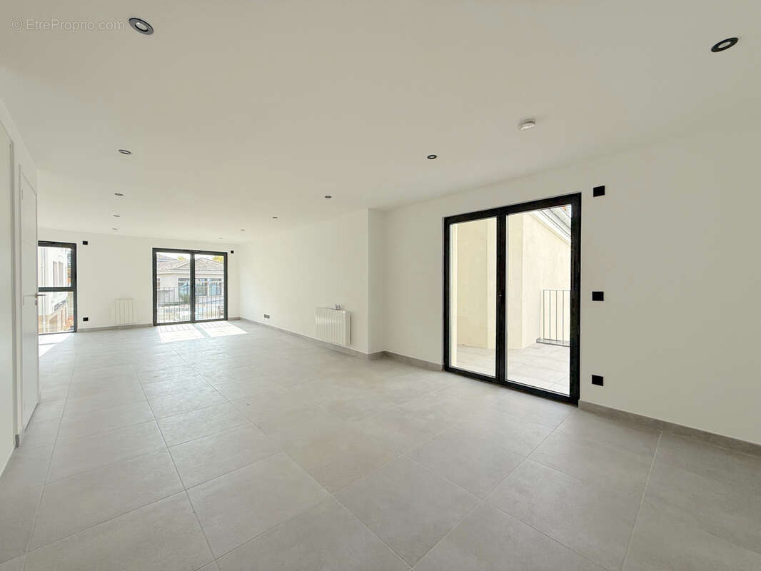 Appartement à LA TOUR-DE-SALVAGNY